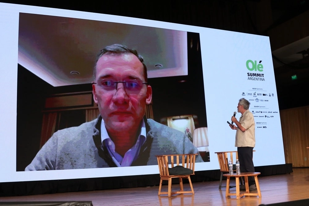 Андрій Шевченко на Argentina Olé Summit обговорює виклики українського футболу під час війни.