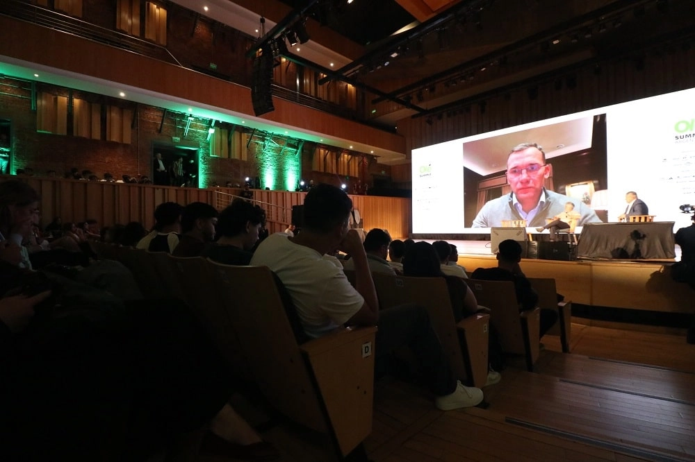 Андрій Шевченко на форумі Argentina Olé Summit, обговорює виклики українського футболу під час війни.