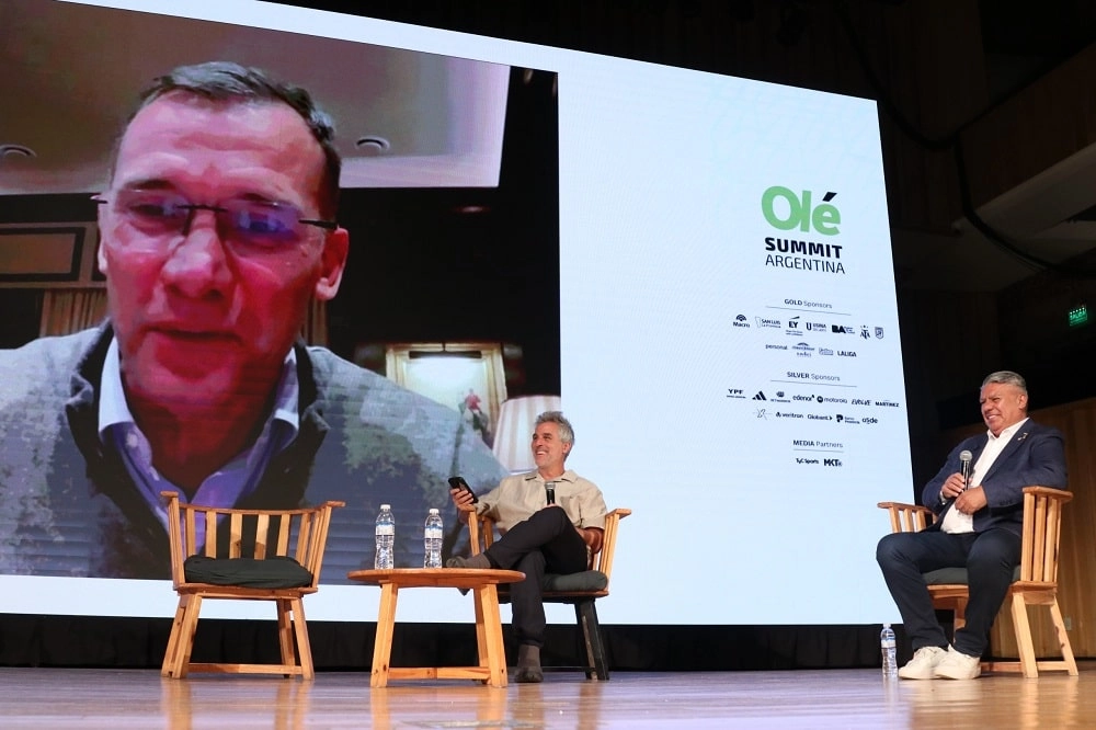Андрій Шевченко обговорює український футбол на Argentina Olé Summit 2025 серед провідних спортивних фахівців.
