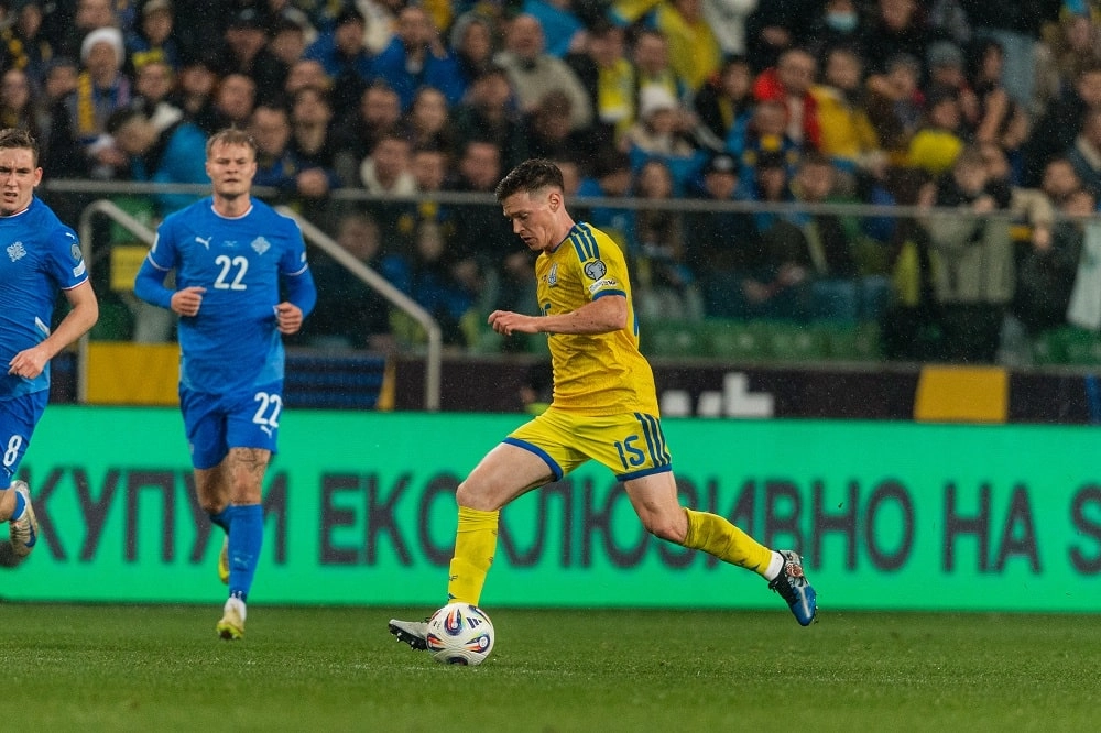 Сергій Ребров під час матчу Україна-Ісландія: коментарі про підготовку до плей-оф ЧС-2026 на телебаченні УПЛ ТБ.