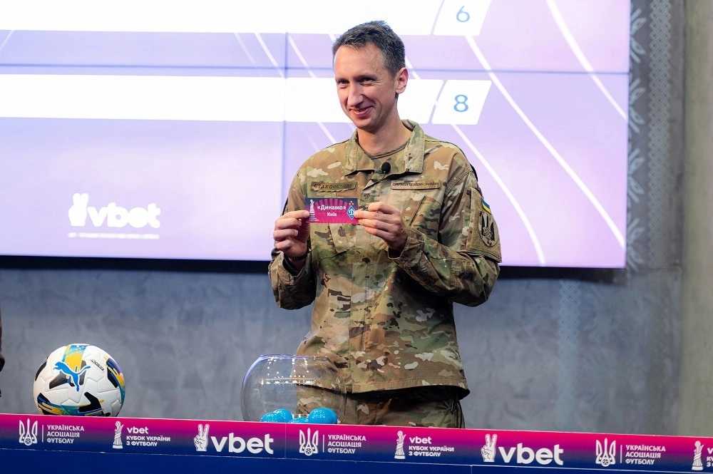 Згенеровано жеребкування 1/4 фіналу Vbet Кубку України 2025/2026 з участю військового та волонтера Сергія Стаховського.