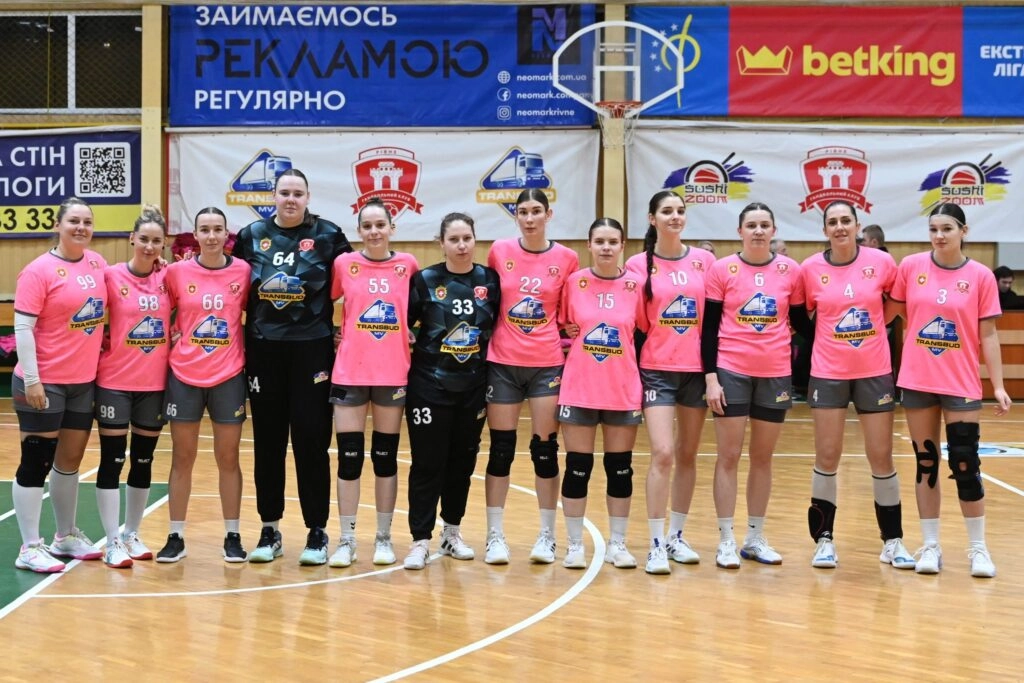 Команда жіночої Superliga на матчі, одягнена в яскраву форму, готова до гри. 5-й тур, Львів, Рівне, Барвінок.