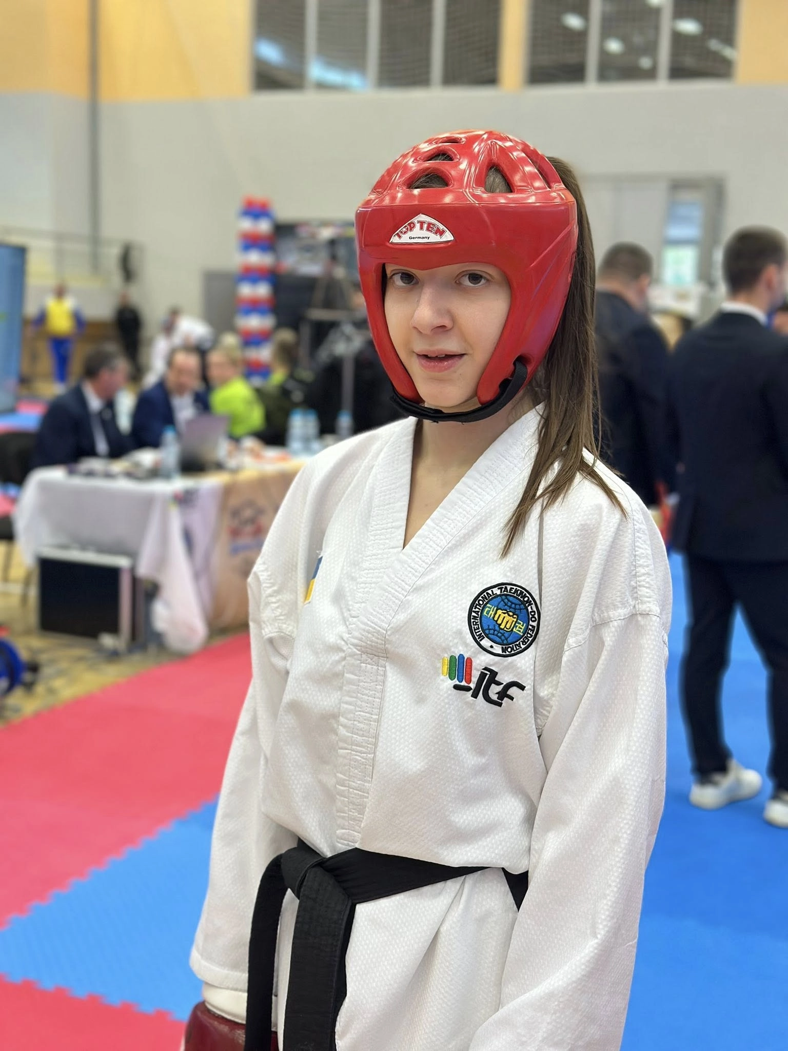 Українська спортсменка на Balkan Open Cup 2025 в Новому Саді, готується до змагань з таеквон-до.