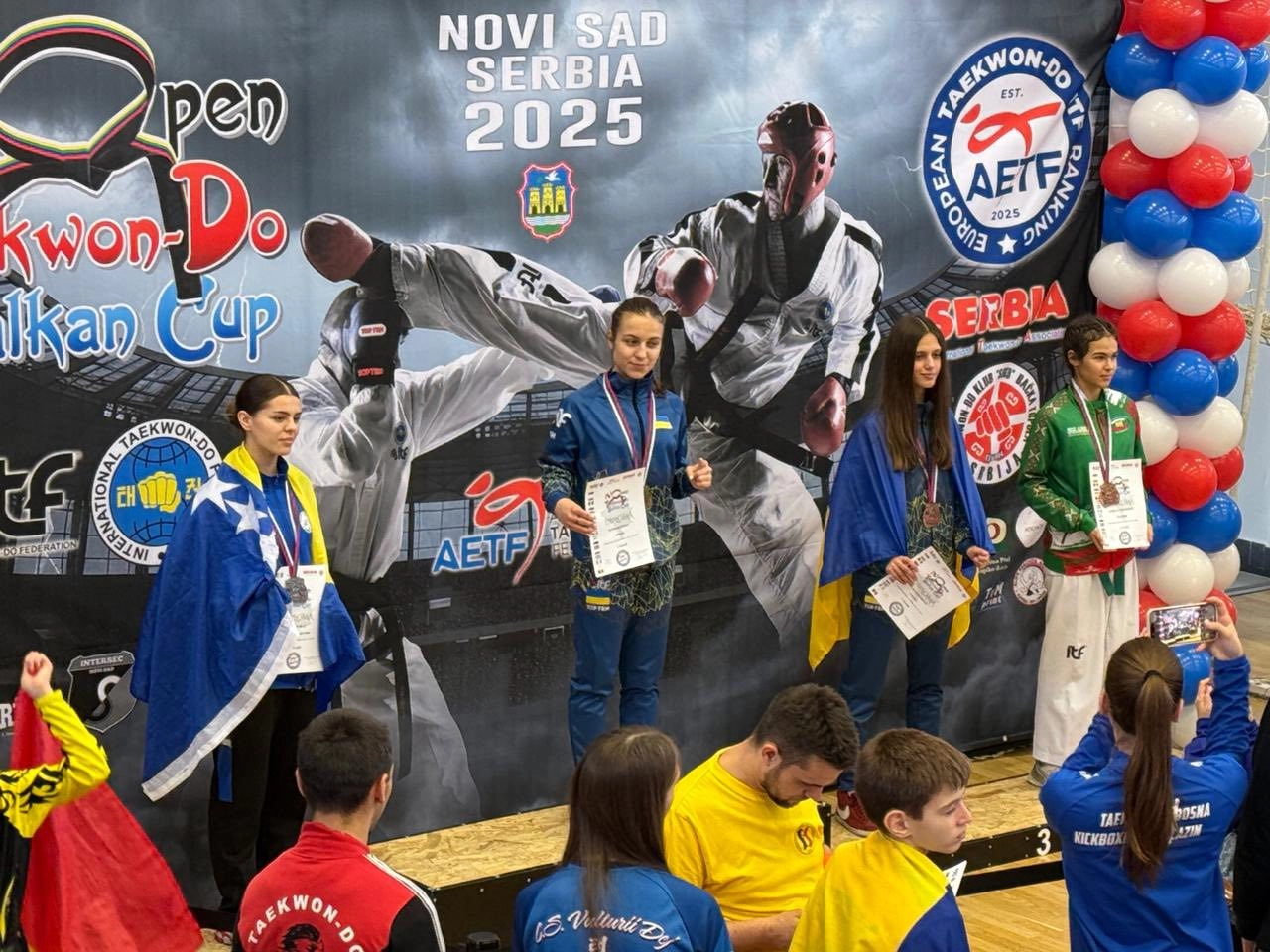 Учасники нагородження на Balkan Open Cup 2025 у Новому Саді: українські спортсменки з медалями у Таеквон-До.