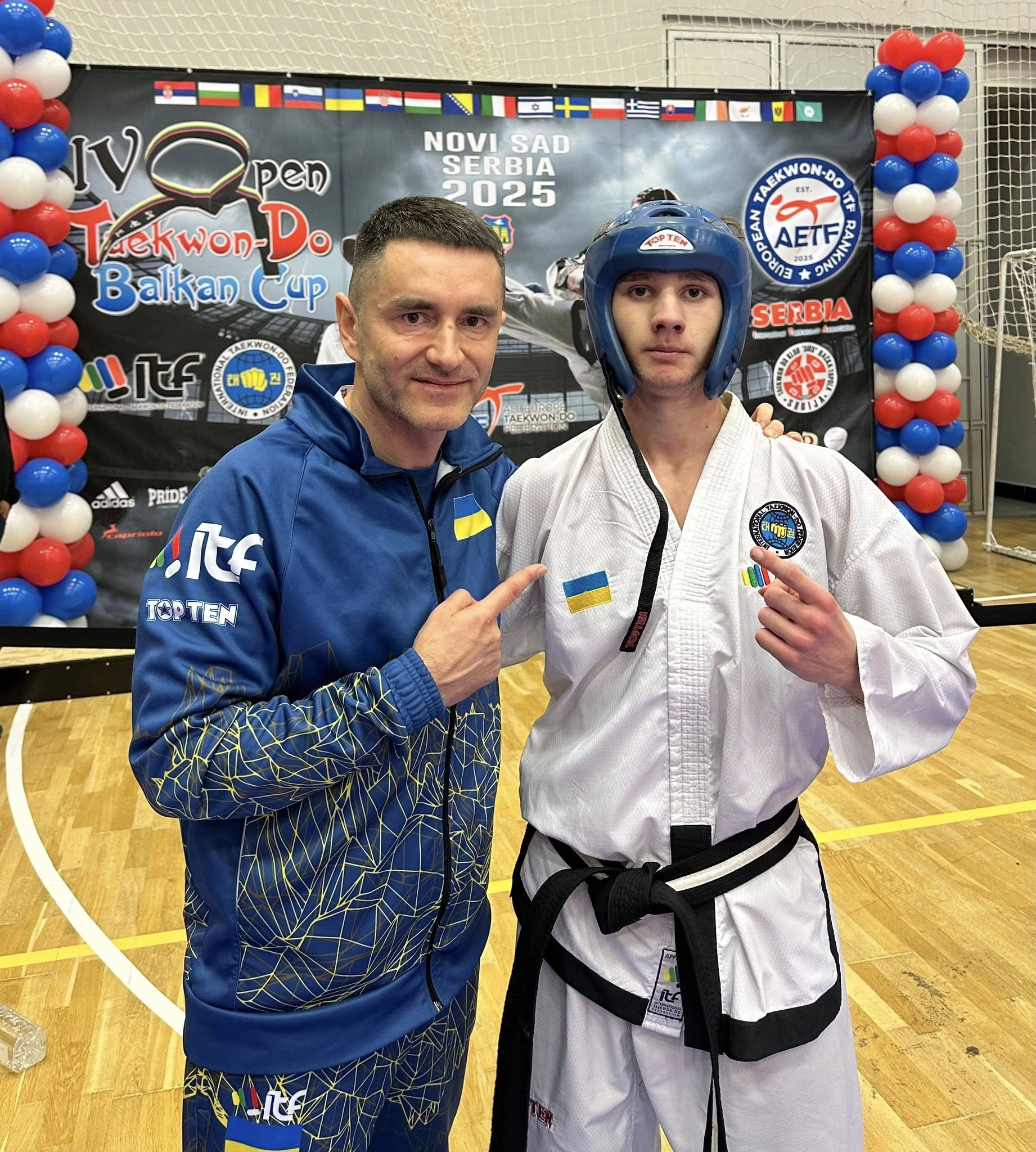 Фото української команди на Balkan Open Cup 2025 у Новому Саді: тренер та спортсмен у формах, відзначені прапором України.