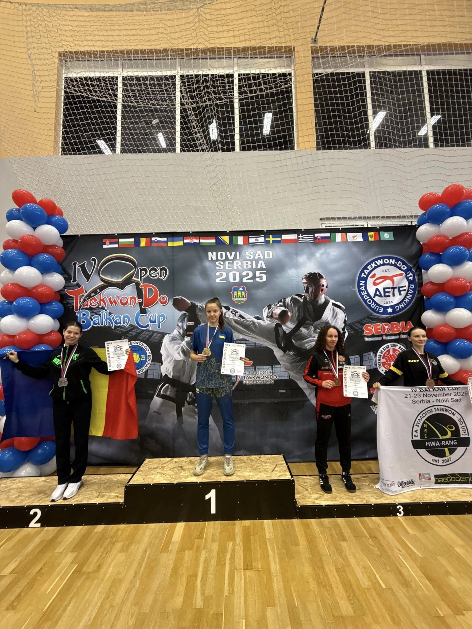 Три призери на подіумі Balkan Open Cup 2025 в Новому Саді, Сербія, з медалями та дипломами для українських спортсменів.