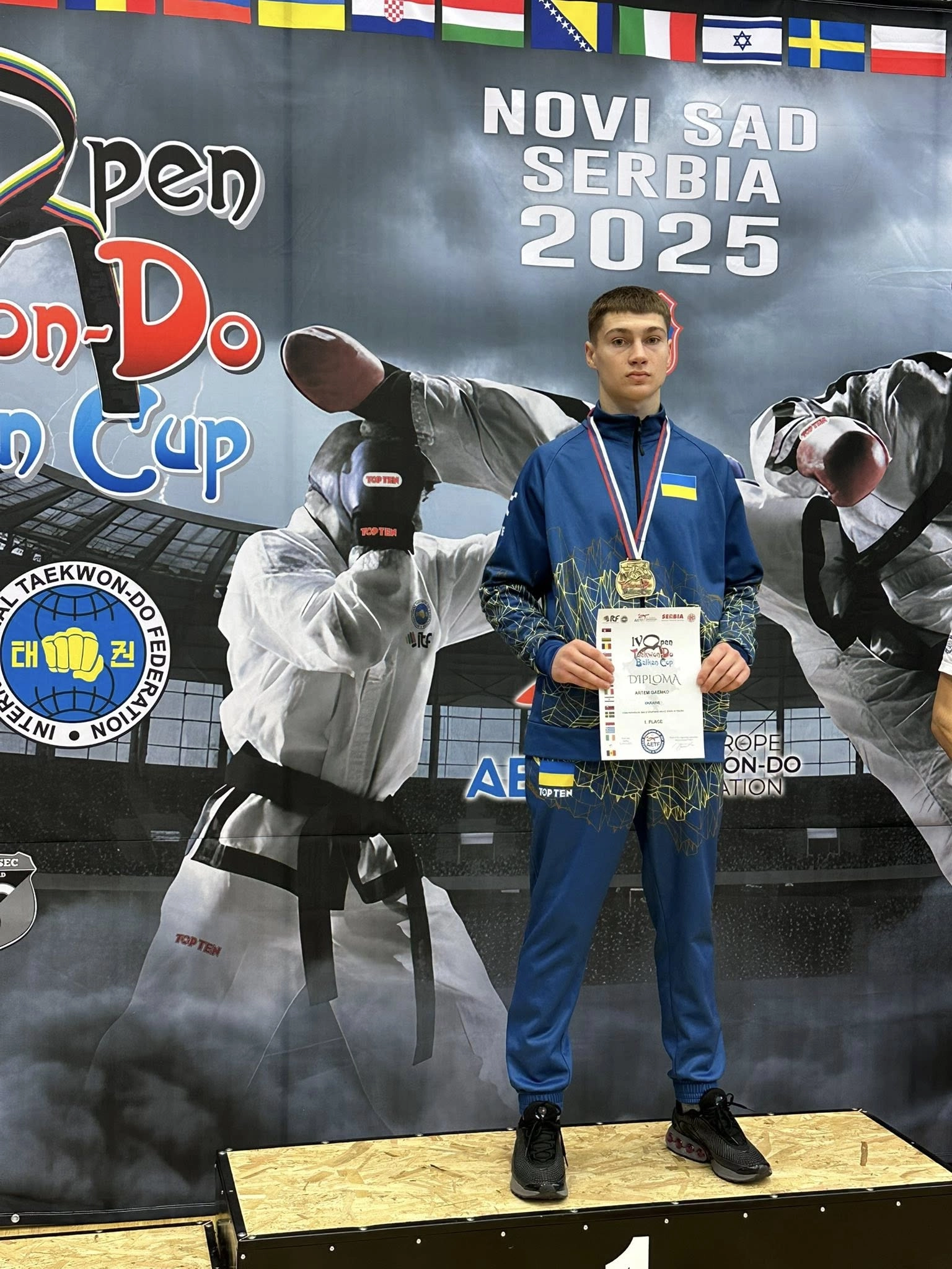 Український спортсмен на турнірі Balkan Open Cup 2025 у Новому Саді, Сербія, з медаллю та сертифікатом.