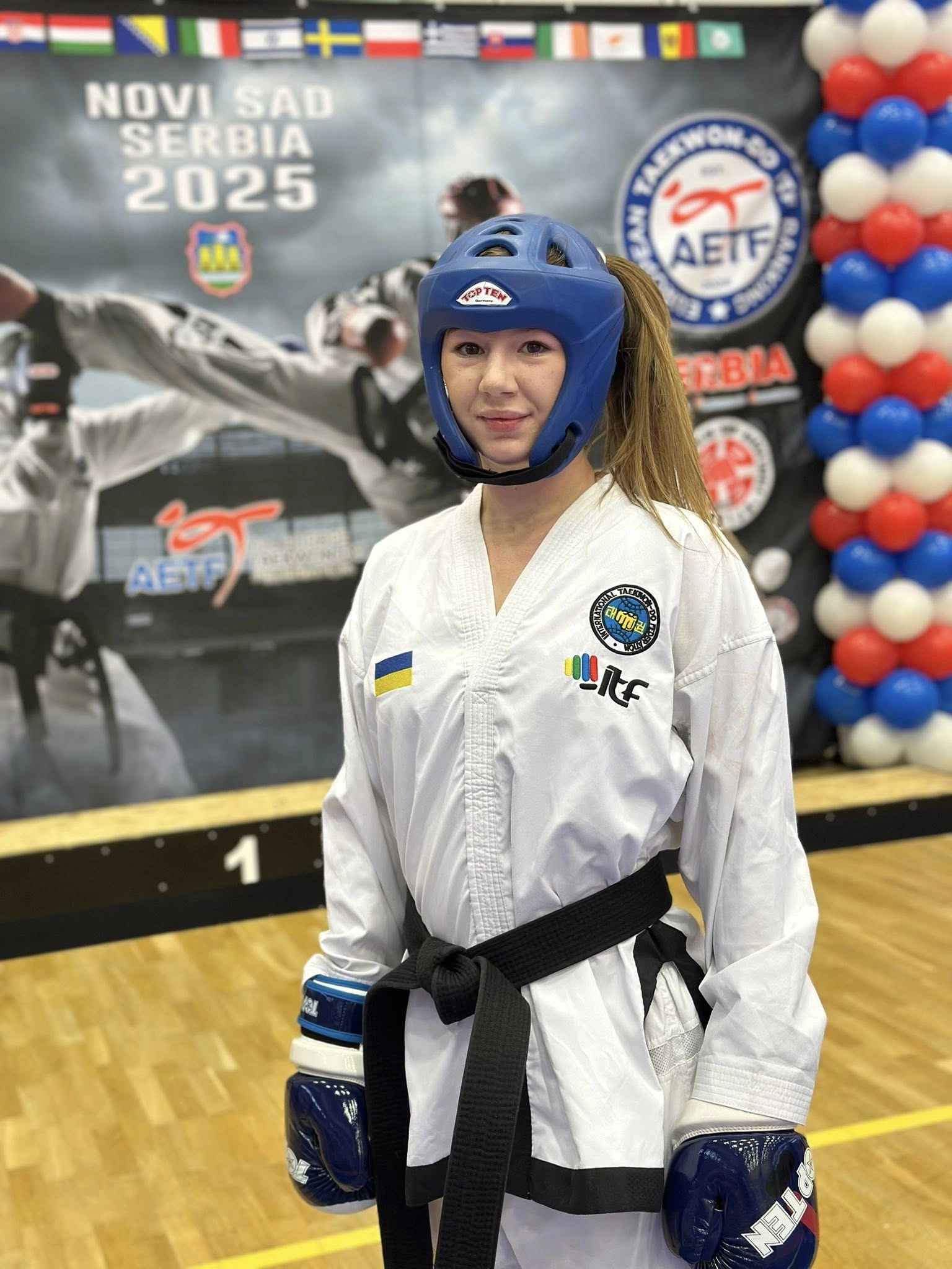 Українська спортсменка у формі та захисному обладнанні на турнірі Balkan Open Cup 2025 у Новому Саді, Сербія.
