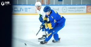 Молодіжна збірна України у хокейному матчі, борючись за шайбу проти словенців на чемпіонаті світу.