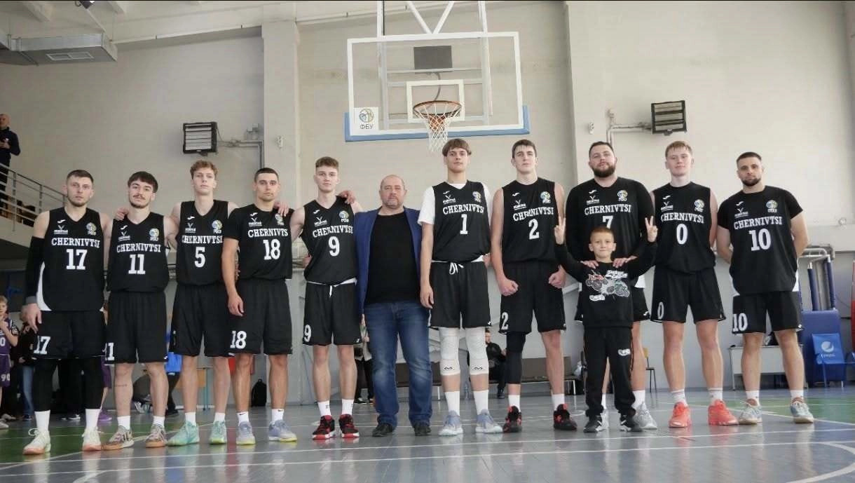 Чоловіча команда Чернівців позує на фотосесії з тренером, підбиваючи підсумки сезону Вищої ліги з баскетболу.