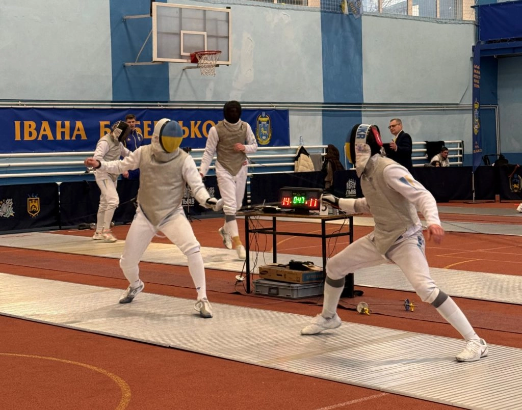 Змагання з фехтування на рапірах в Львові: чоловічі та жіночі фінали Кубка України, учасники в дії.