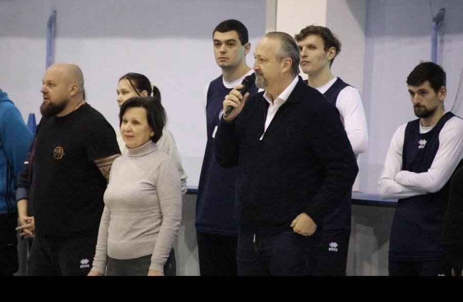 Професійні баскетболісти та організатори на майстер-класі