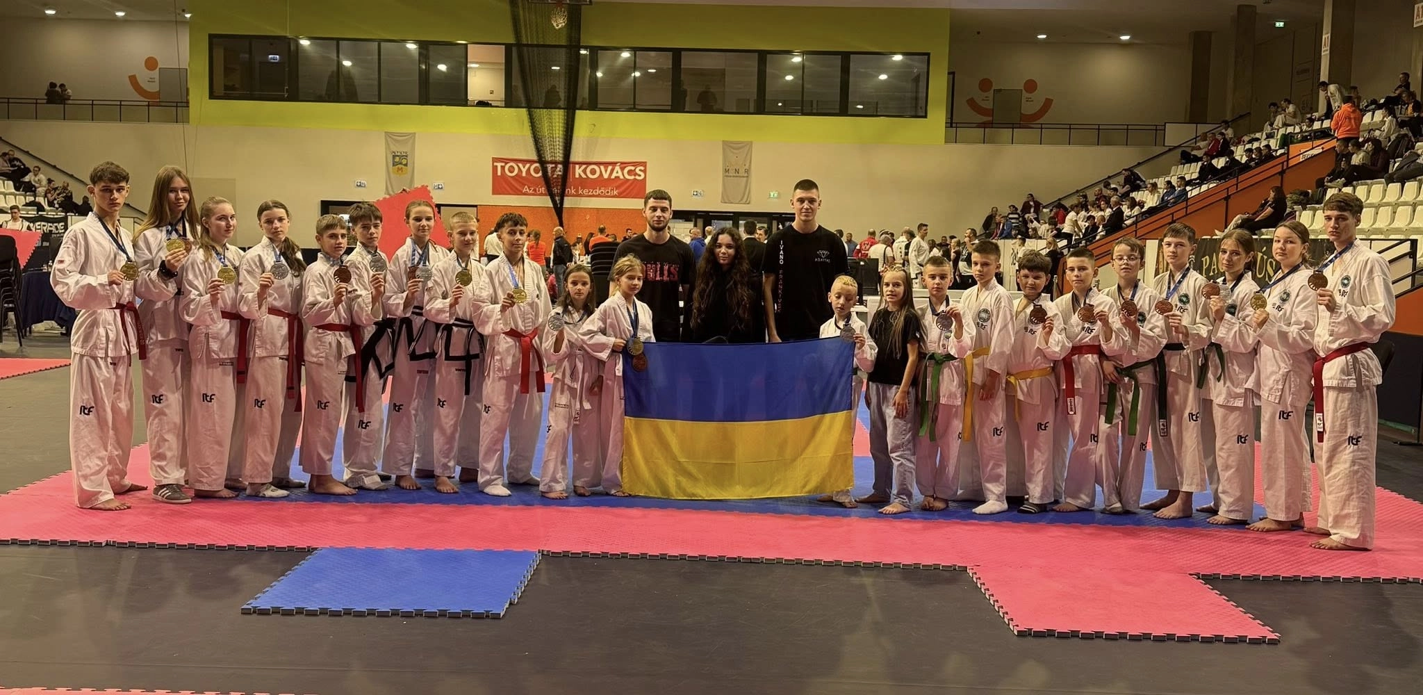 Команда Федерації Таеквон-До України на міжнародному турнірі в Угорщині з золотими медалями.