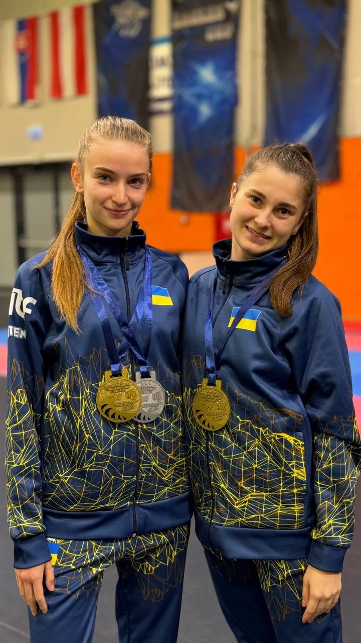 Дві спортсменки з України на міжнародному турнірі, обрані для фотосесії з медалями у формі Таеквон-До.