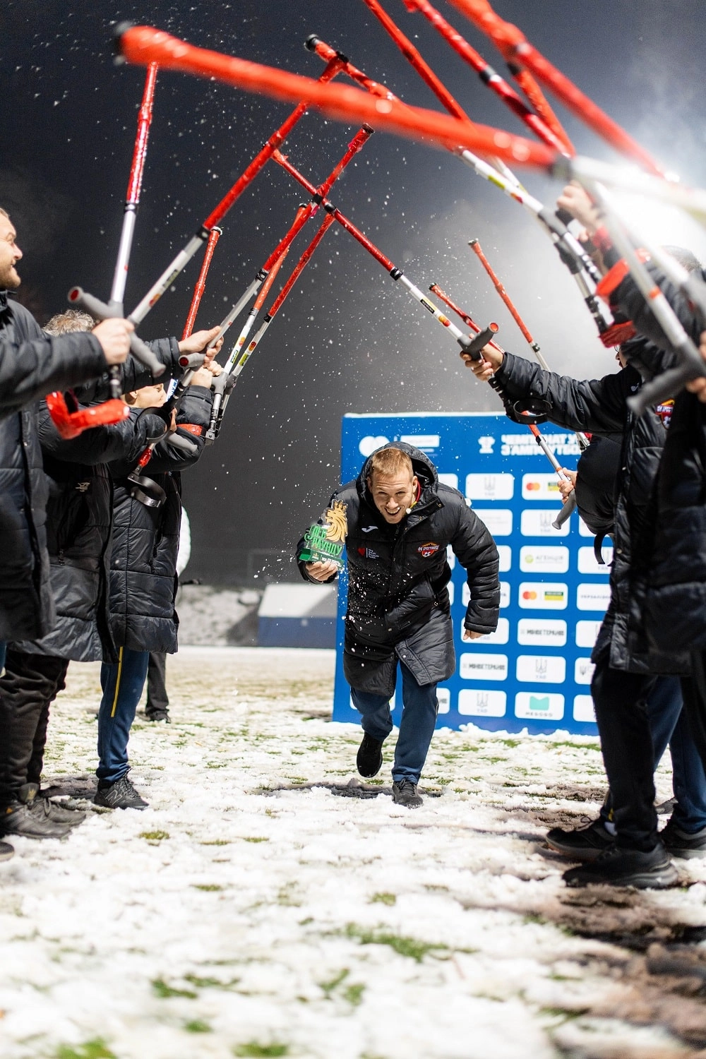 Львівська команда «Покрова АМП» святкує перемогу у першому чемпіонаті України з ампфутболу.