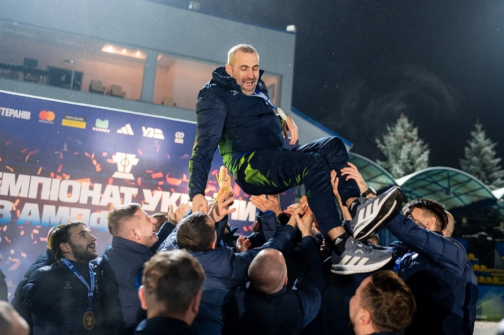 Львівська команда «Покрова АМП» святкує перемогу в першому чемпіонаті України з ампфутболу, підкидаючи тренера.