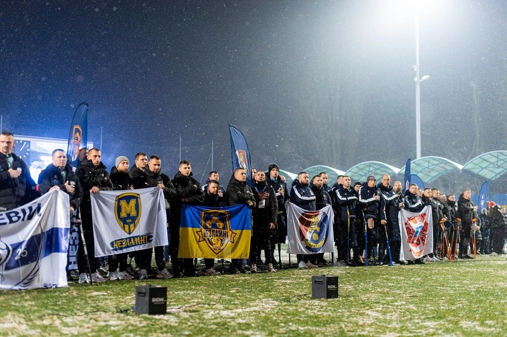 Львівська «Покрова АМП» святкує перемогу у першому чемпіонаті України з ампфутболу на НТК ім. В. Баннікова.