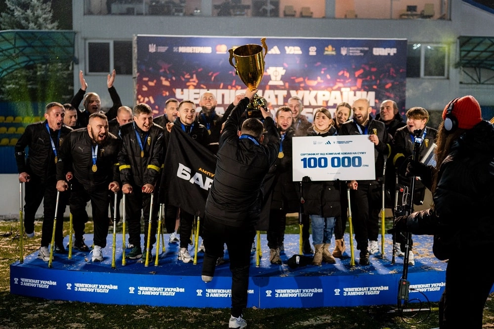 Львівська «Покрова АМП» святкує перемогу у першому чемпіонаті України з ампфутболу з трофеєм.