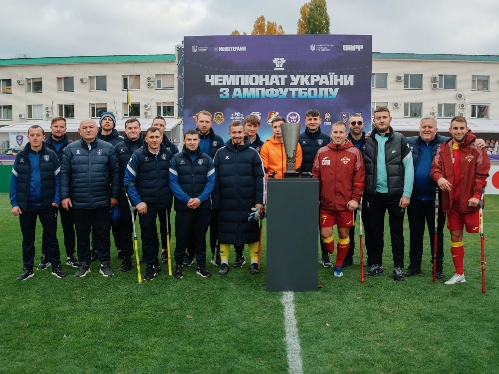 Команда ампфутболу на урочистостях в Україні під час чемпіонату. Спільнота спорту та підтримка ветеранів.