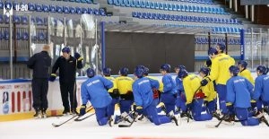 Молодіжна збірна України U20 проводить тренування в Бледі перед чемпіонатом світу. Хокеїсти в жовто-синій формі.
