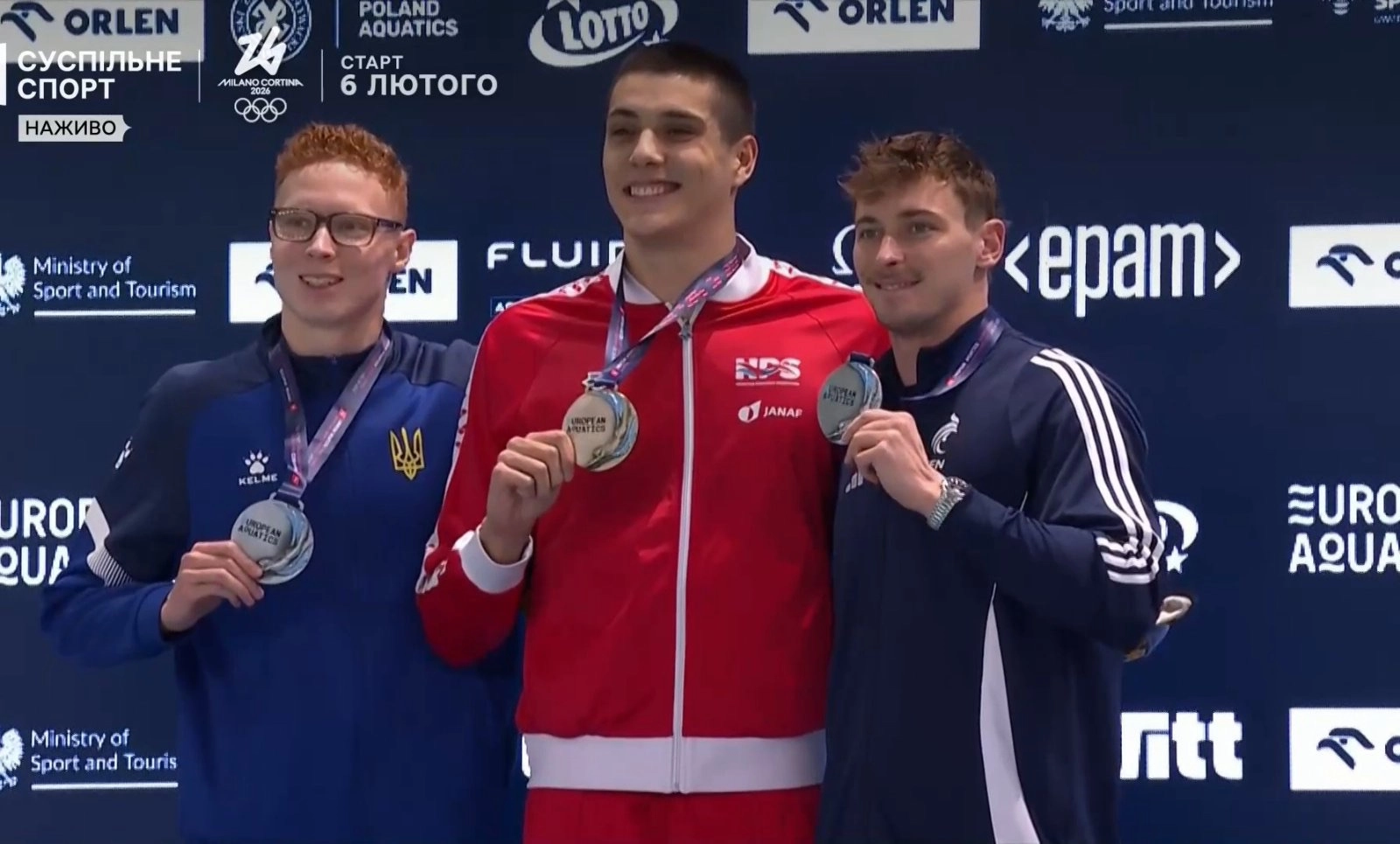 Нікіта Шеремет святкує срібну медаль на чемпіонаті Європи, встановивши юніорський світовий рекорд у плаванні.