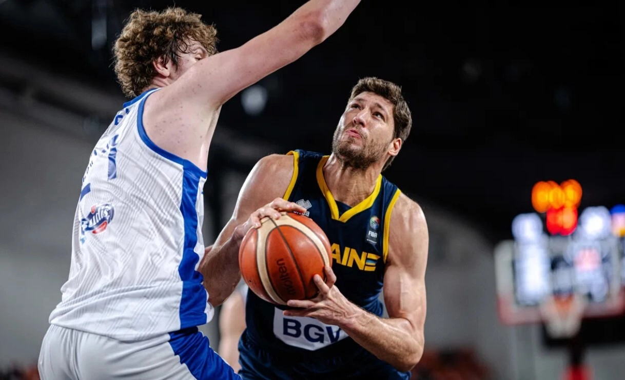 Олександр Ковляр атакує basket-кісткою під час матчу кваліфікації ЧС-2027, демонструючи вражаючу гру за збірну України.