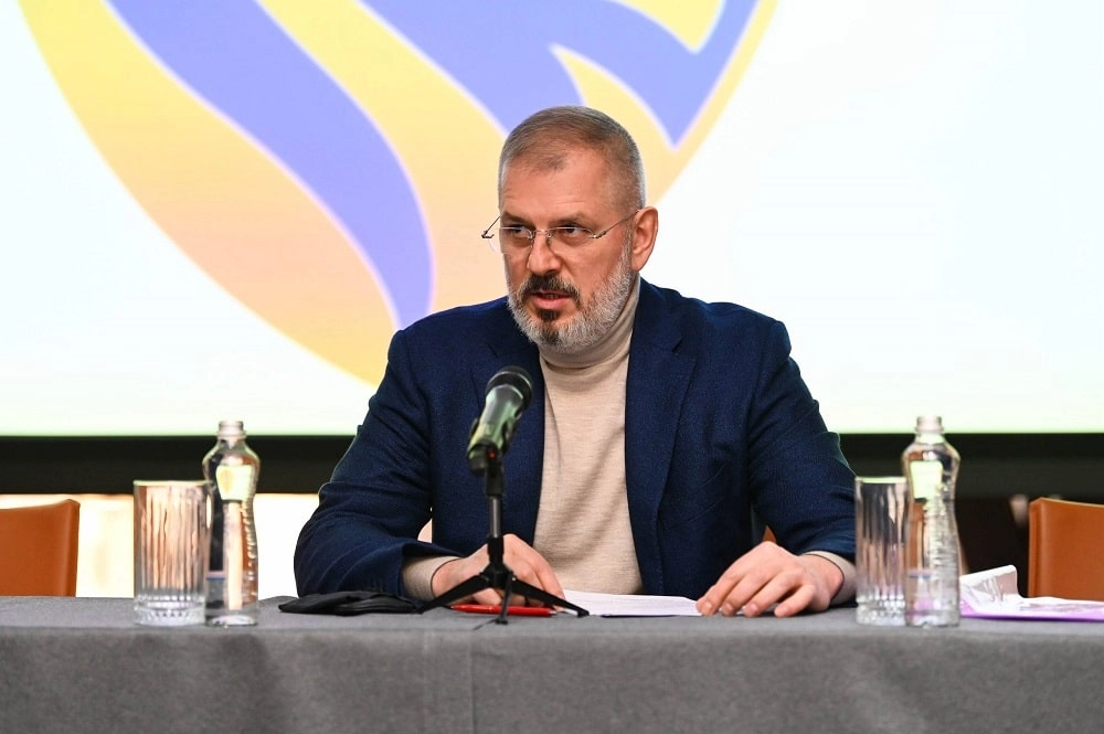 Олександр Шевченко під час конференції Львівської асоціації футболу, обговорює звіти та розвиток футболу в регіоні.