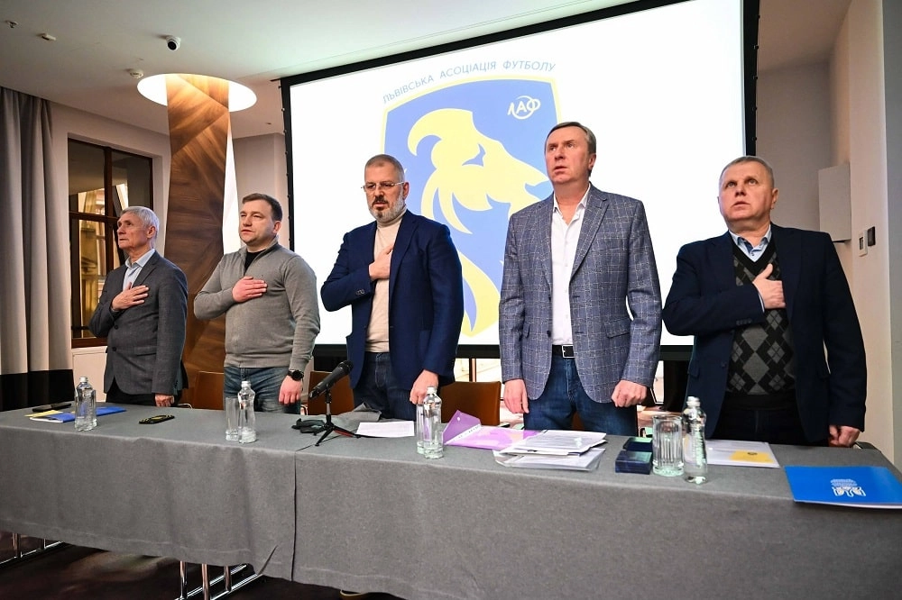 Учасники конференції Львівської асоціації футболу вшанували події, обговорюючи розвиток футболу в регіоні.