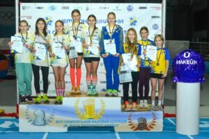 Переможці Чемпіонату України з сучасного п’ятиборства U9 та U11 у Києві отримують медалі та дипломи.
