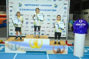 Переможці Чемпіонату України з п’ятиборства в Києві отримують нагороди на свавільній сцені.