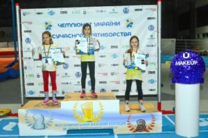 У Києві на Чемпіонаті України з сучасного п’ятиборства нагороджують переможниць U9 дівчат.