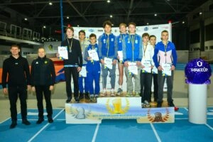 Переможці Чемпіонату України з сучасного п’ятиборства в Києві на подіумі з медалями та дипломами.