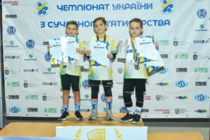 Діти-переможці змагань у Києві з сучасного п’ятиборства отримують нагороди на “Різдвяному Кубку”.