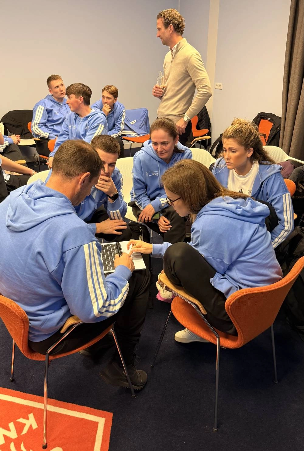 Тренери молодіжної та дівочої збірних України під час курсу UEFA Share у Нідерландах, обмінюючись досвідом.