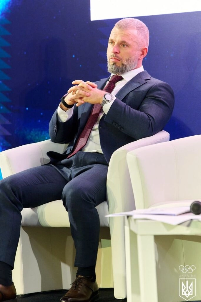 Вадим Гутцайт на Генеральній асамблеї НОК України, відзначаючи 35-річчя організації та нагороджуючи видатних спортсменів.
