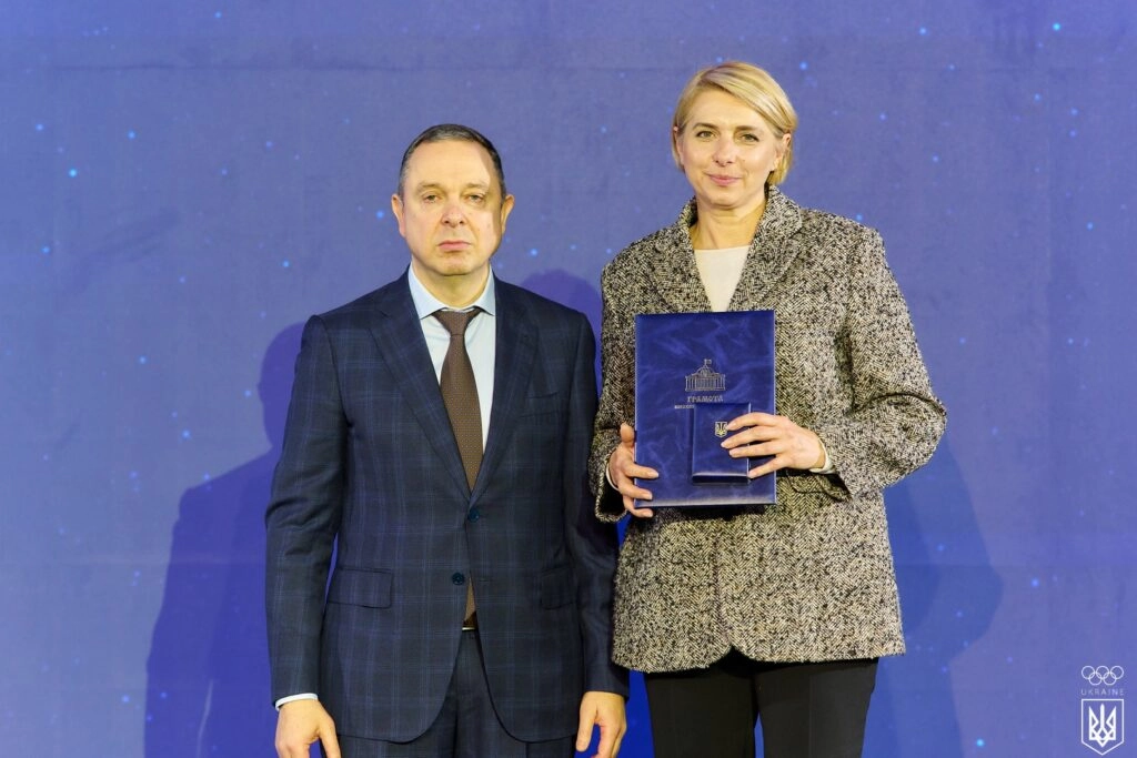 Вадим Гутцайт та Олена Ковальська під час урочистої церемонії нагородження на Генеральній асамблеї НОК України.