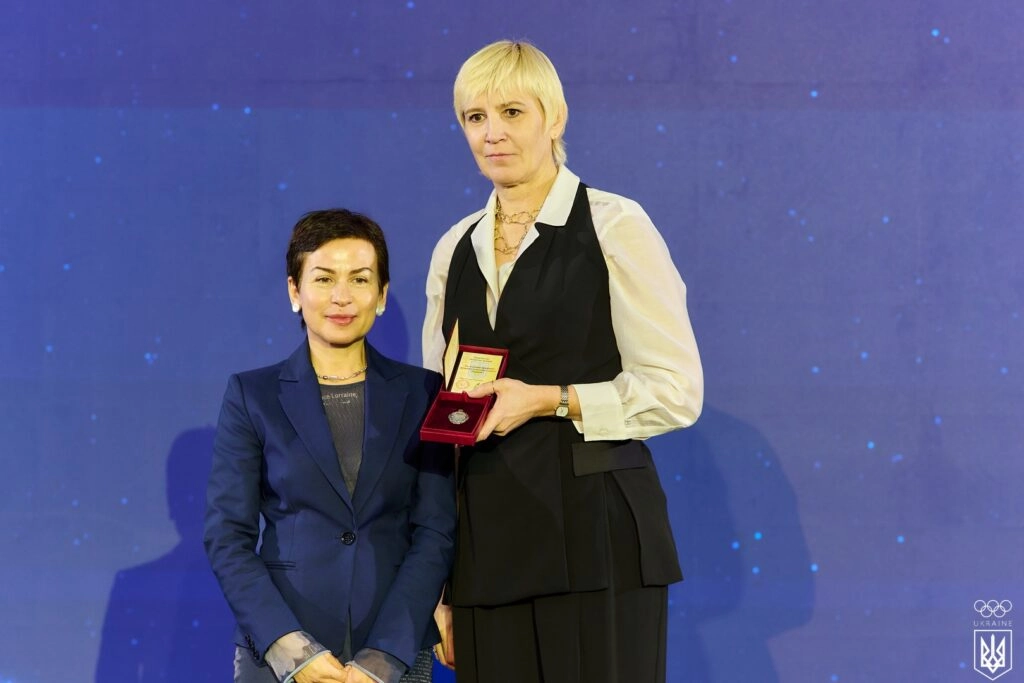 Заступниця Офісу Президента Олена Ковальська вручила нагороду на генасамблеї НОК України до 35-річчя організації.