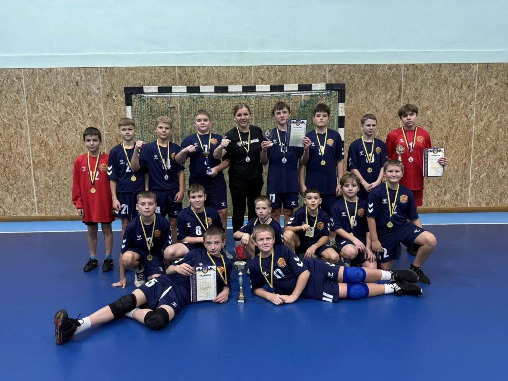 Команда юних гандболістів з нагородами на турнірі пам’яті Романа Зайця у Красилові, 28–30 листопада.