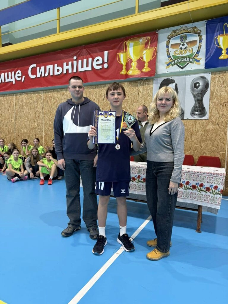 Учасник турніру тримає нагороду на пам
