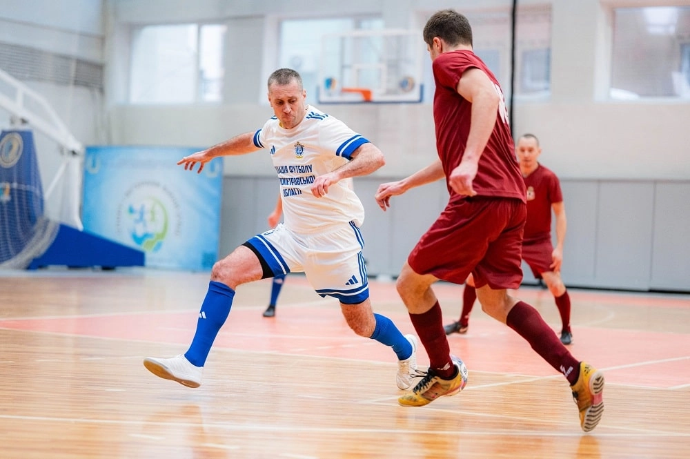 28-й турнір пам’яті Миколи Балакіна: напружена гра між командами на футзалі в Києві, змагання у несхитних умовах.