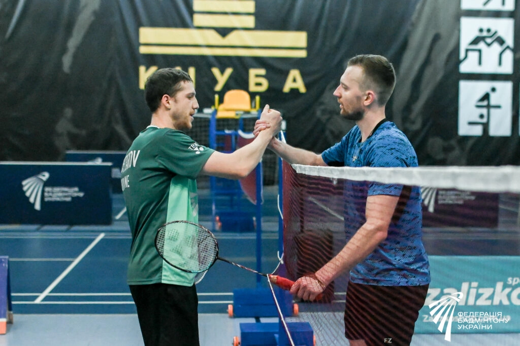 Спортсмени обмінюються емоціями після напруженого матчу на чемпіонаті України з бадмінтону у КНУБА.