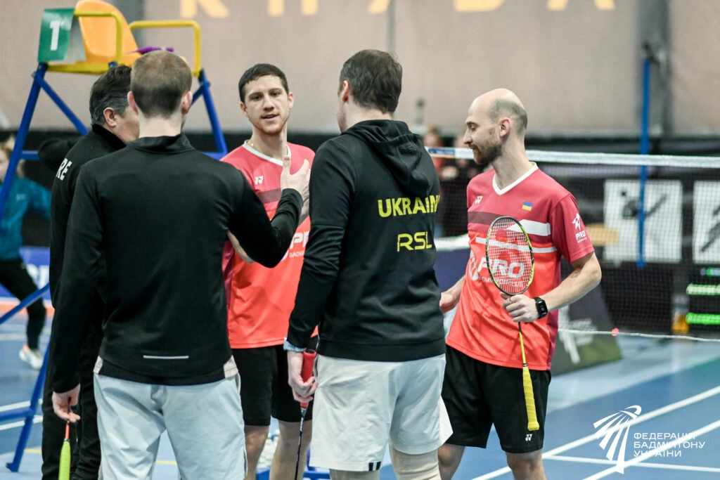 Змагання з бадмінтону в КНУБА: українські спортсмени змагаються за титули чемпіонів у напруженій атмосфері.