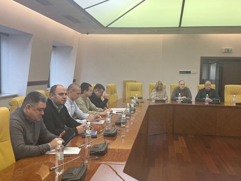 Alt text: Учасники семінару УАФ з футбольного правосуддя у Будинку футболу в Києві, обговорюють актуальні проблеми.