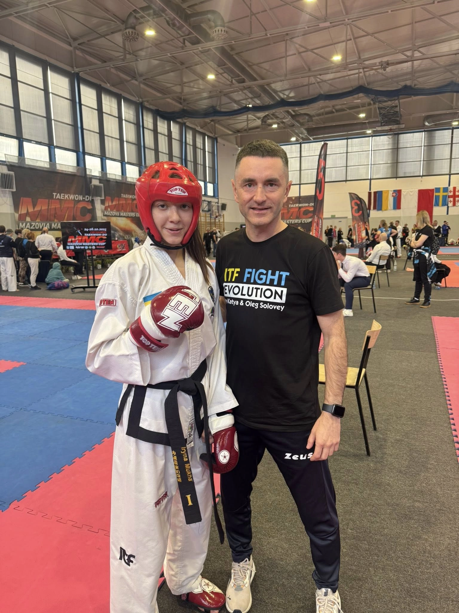 Українські спортсмени з Федерації Таеквон-До на Mazovia Master Cup 2025 у Польщі, демонструючи готовність до змагань.