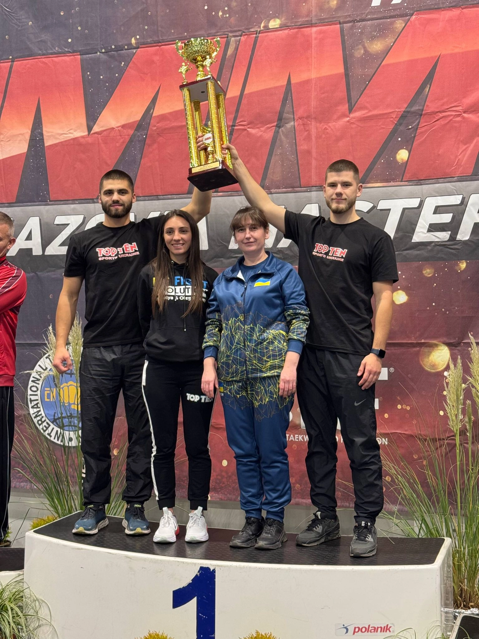 Українська збірна здобула перше місце на міжнародному турнірі «Mazovia Master Cup 2025» у Польщі, святкуючи перемогу.
