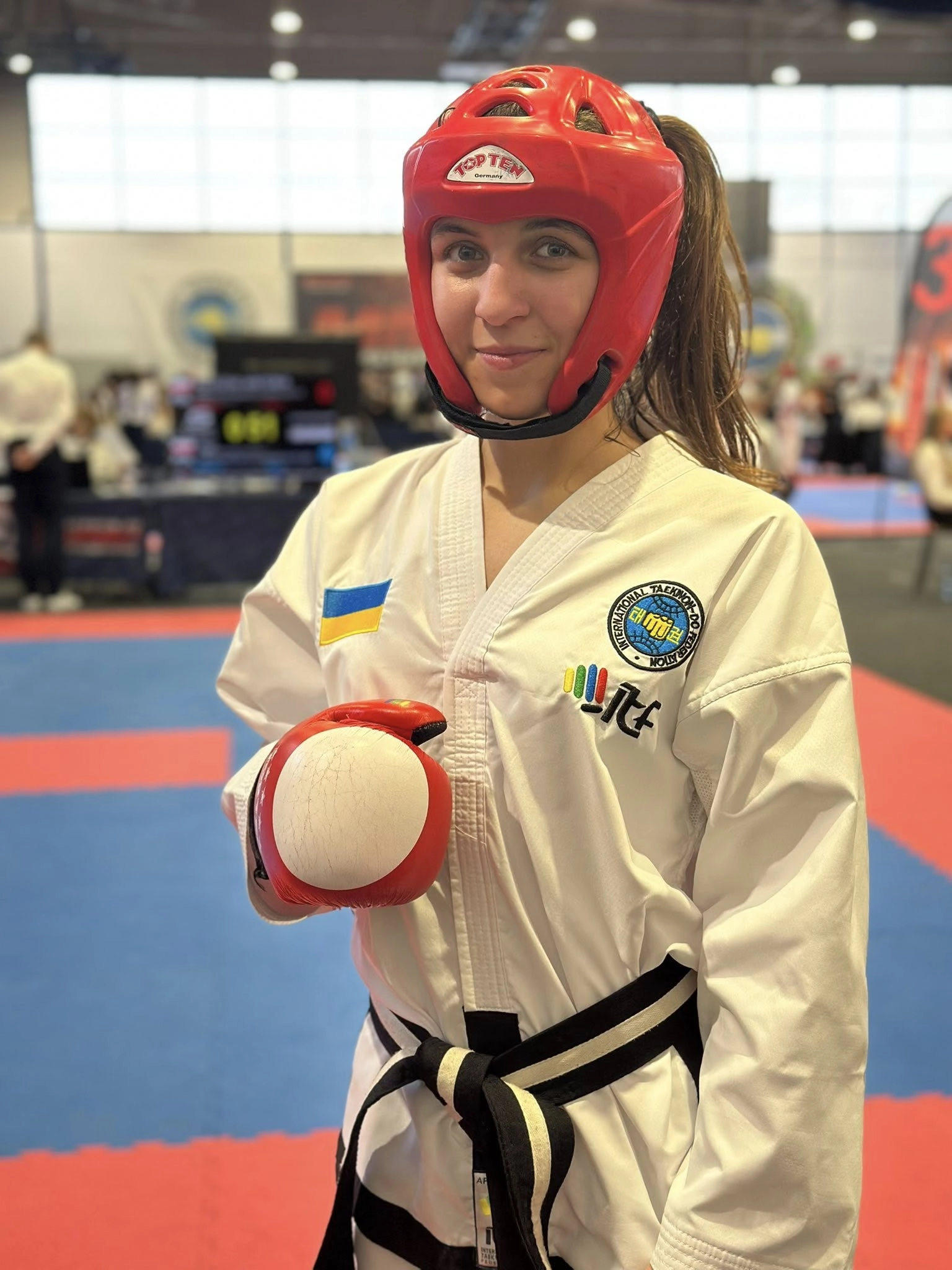 Українська спортсменка на міжнародному турнірі «Mazovia Master Cup 2025» у Польщі, готова до змагань у таеквон-до.