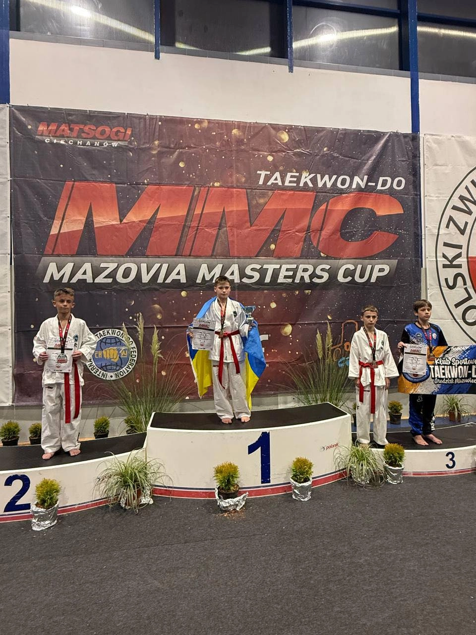 Українська команда на подіумі з переможцями Mazovia Masters Cup 2025 у Польщі, з гордістю демонструючи медалі.