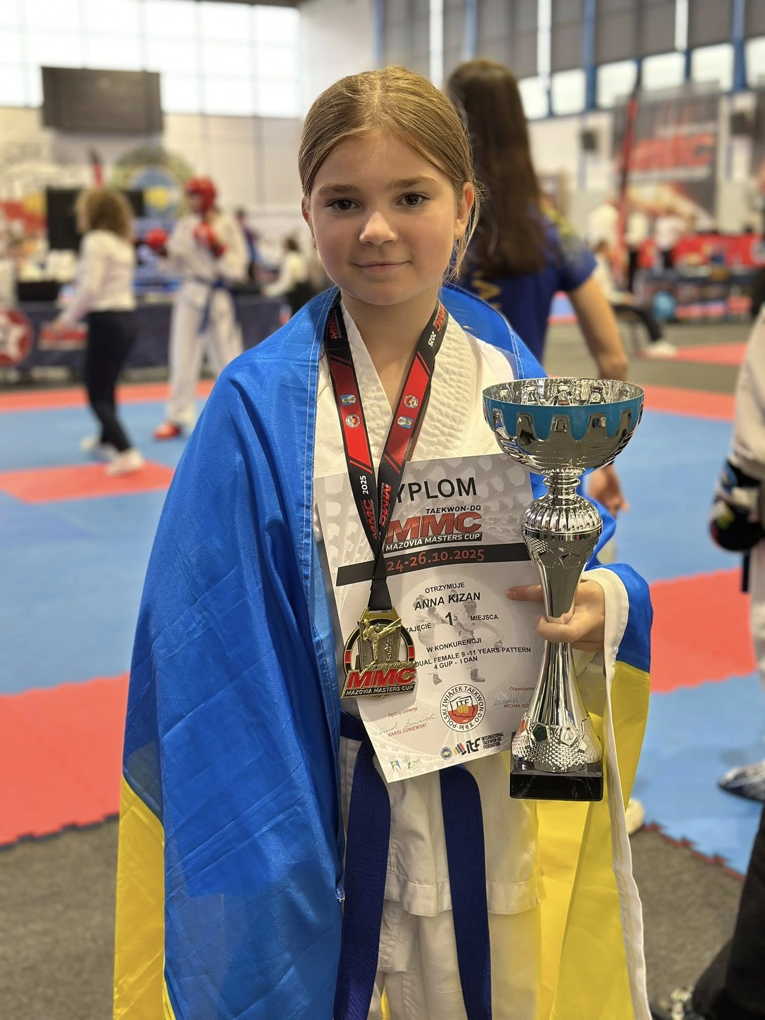 Українська спортсменка з трофеєм на Mazovia Masters Cup 2025, відзначаючи успіхи команди у Польщі.