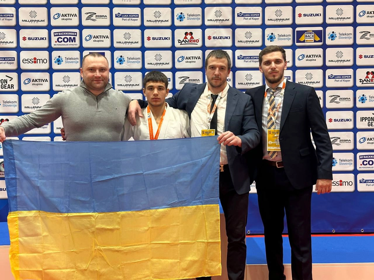 Команда України з дзюдо з прапором на Кубку Європи до 21 року в Маріборі, листопад 2023. Успіхи спортсменів та тренерів.