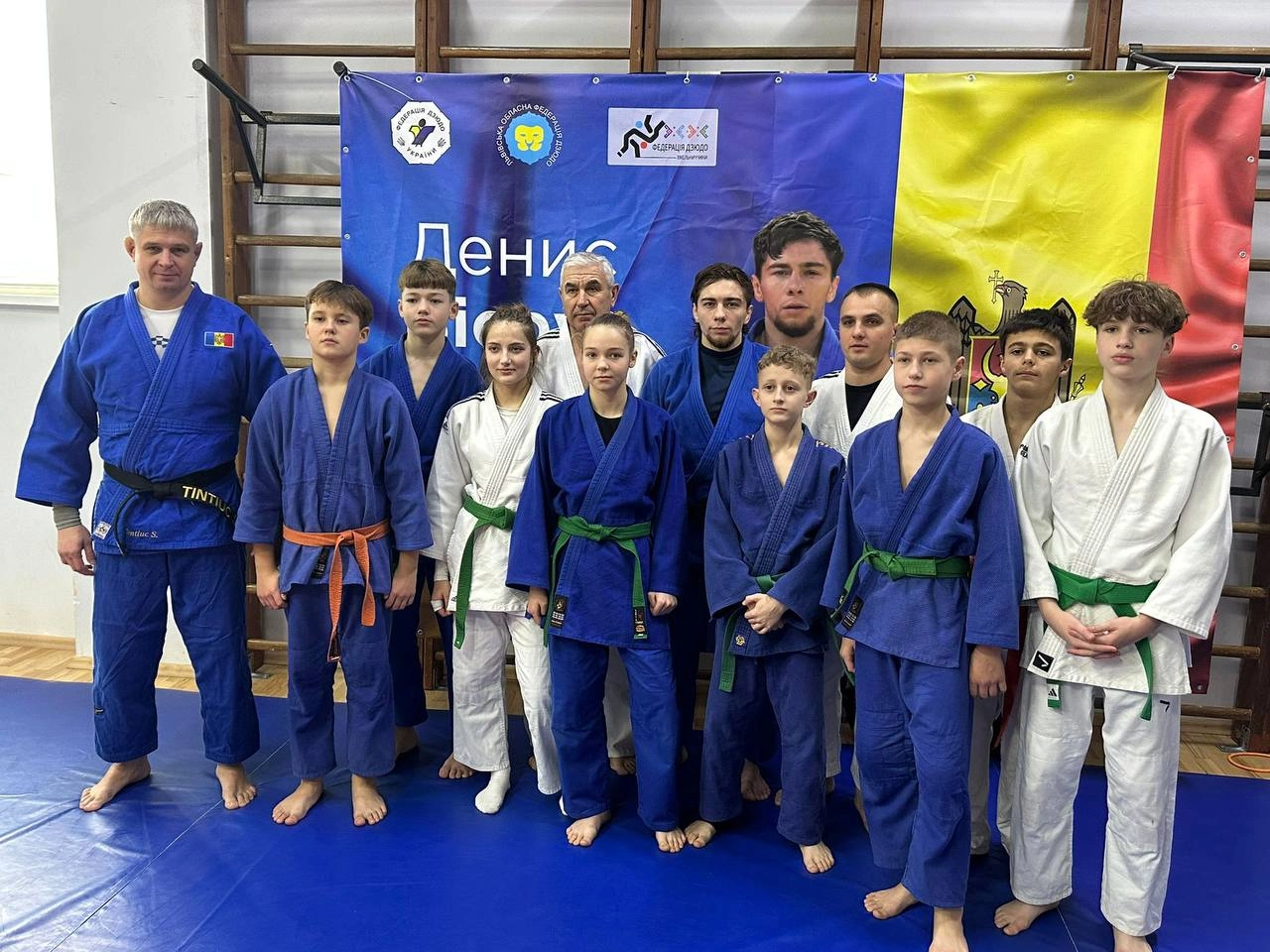 Група молодих спортсменів на майстер-класі з дзюдо під керівництвом Дениса Вієру в Україні. Тренування та обмін досвідом.